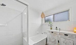 Bathroom - Entire spacious house with Pool 4BR + 3BA (Springwood)