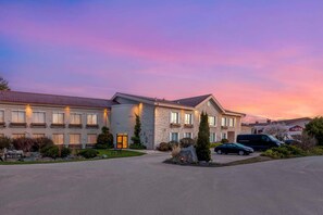 Exterior - Christies Mill Waterfront Resort and Spa (Georgian Bay)