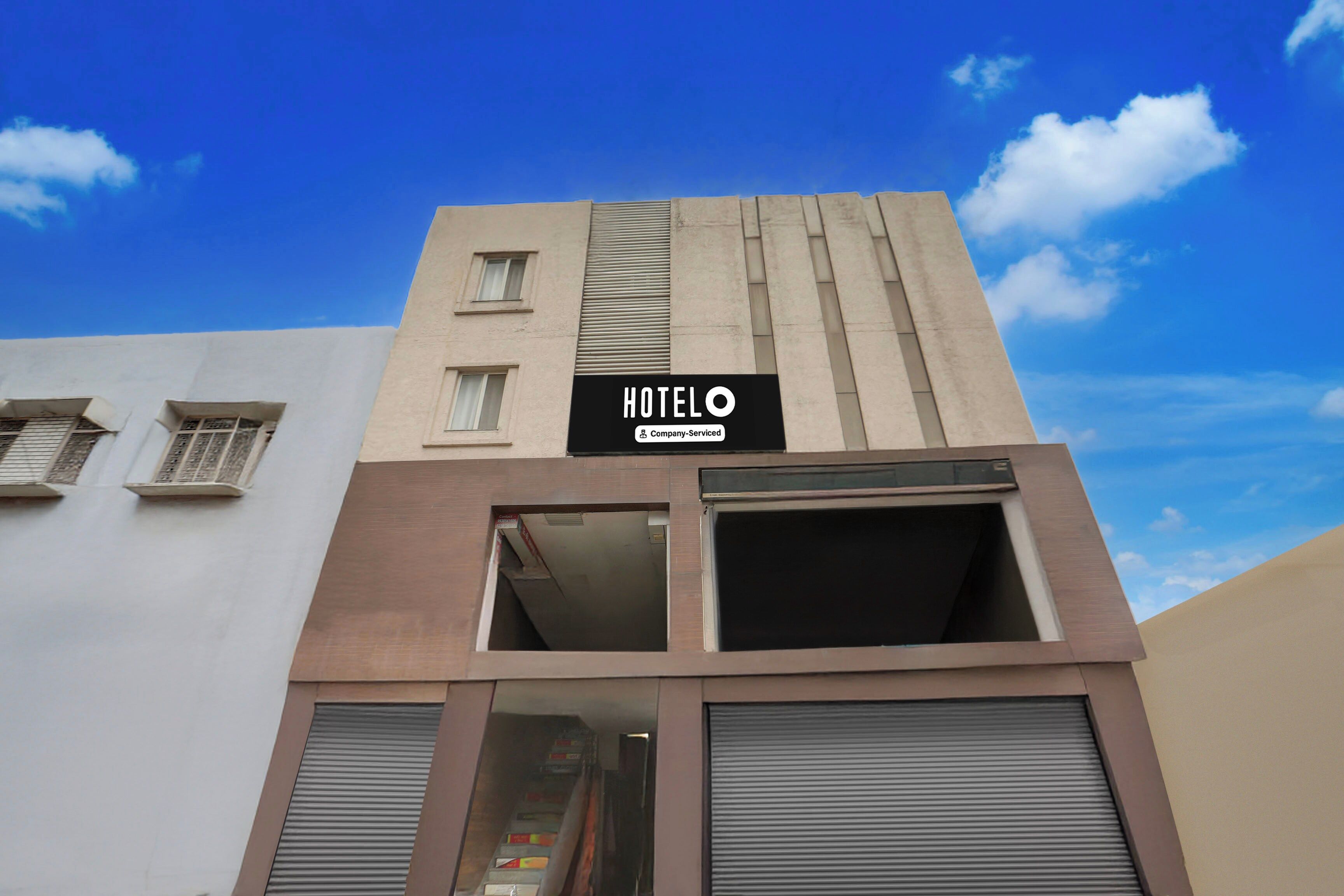 Edificio de hotel con un letrero que indica que ofrece servicios para empleados.