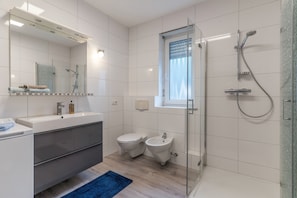 Bathroom - Apartment 'Pension Viktoria' with Wi-Fi (Neuried)