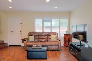 Living area - 4 Mi to Main Street! Huntington Beach Condo (Huntington Beach)