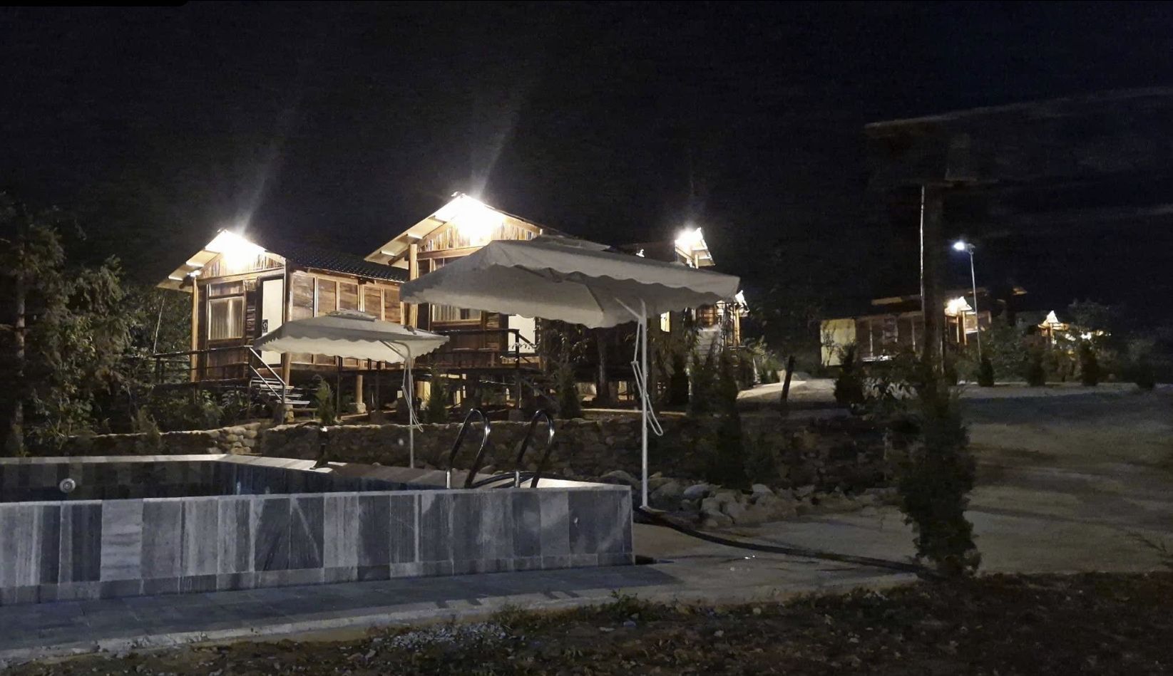Un hotel amb terrassa exterior i piscina.