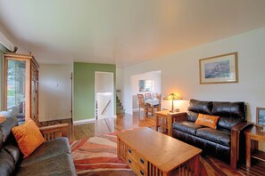 Living area - Gateway to Zion NP! Home 1 Mi to Dtwn Cedar City (Cedar City)