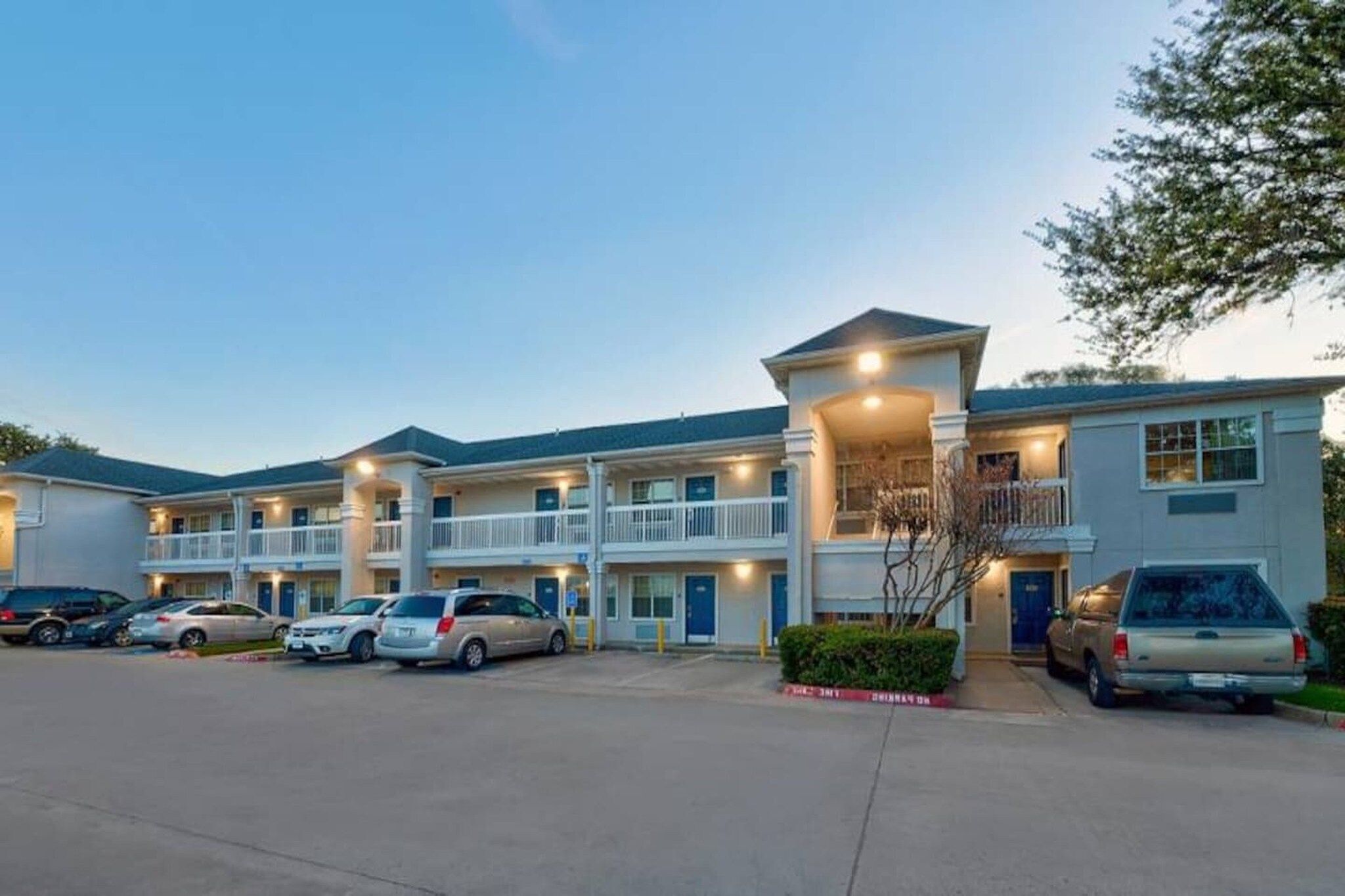 A multi-story hotel with a parking lot.