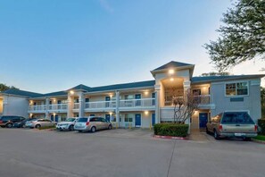 A multi-story hotel with a parking lot. - 2 Queen Beds | Non-Smoking (North Richland Hills)