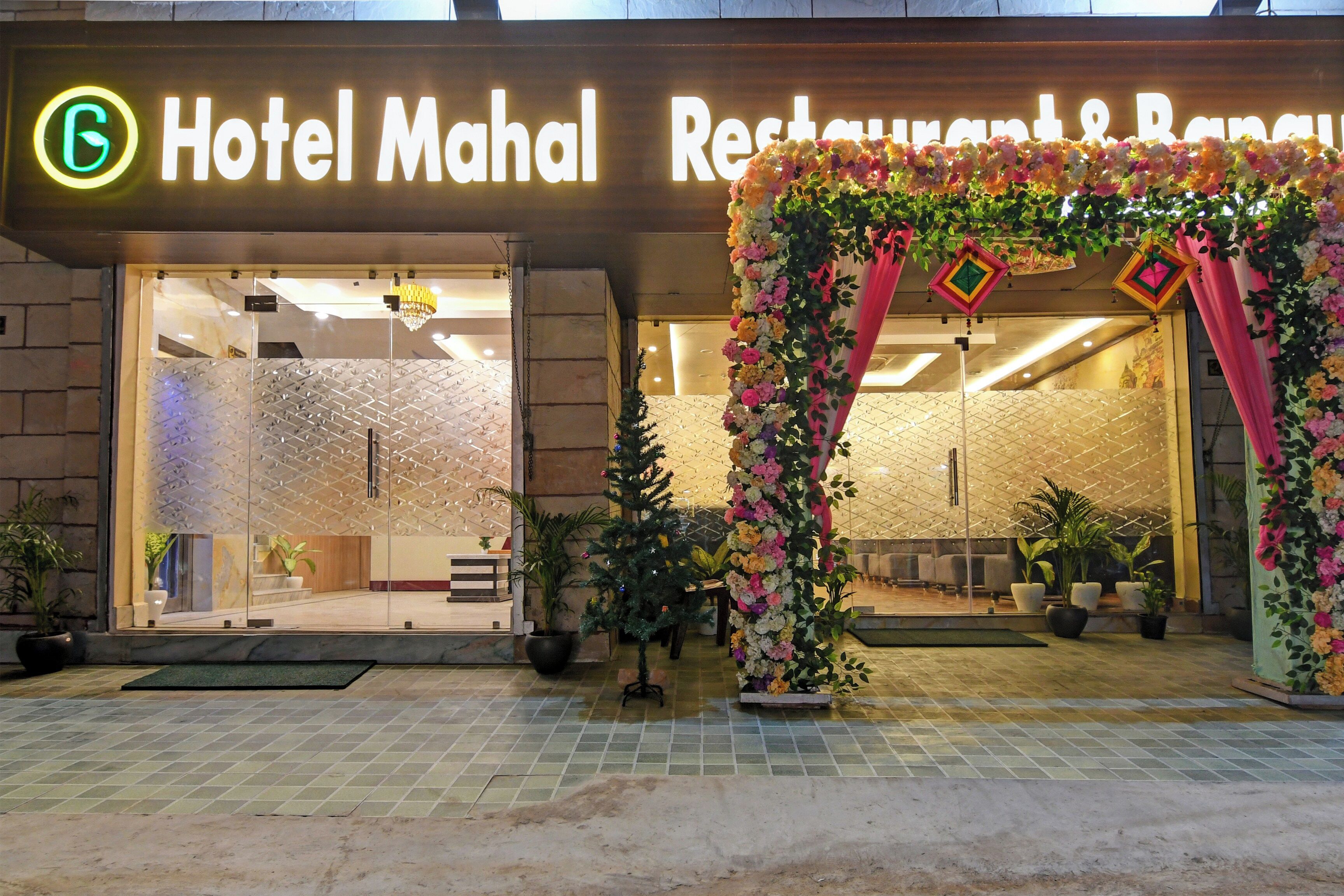 Ein Hotel Eingang mit einem Schild für das Hotel Mahal Restaurant & Bar.