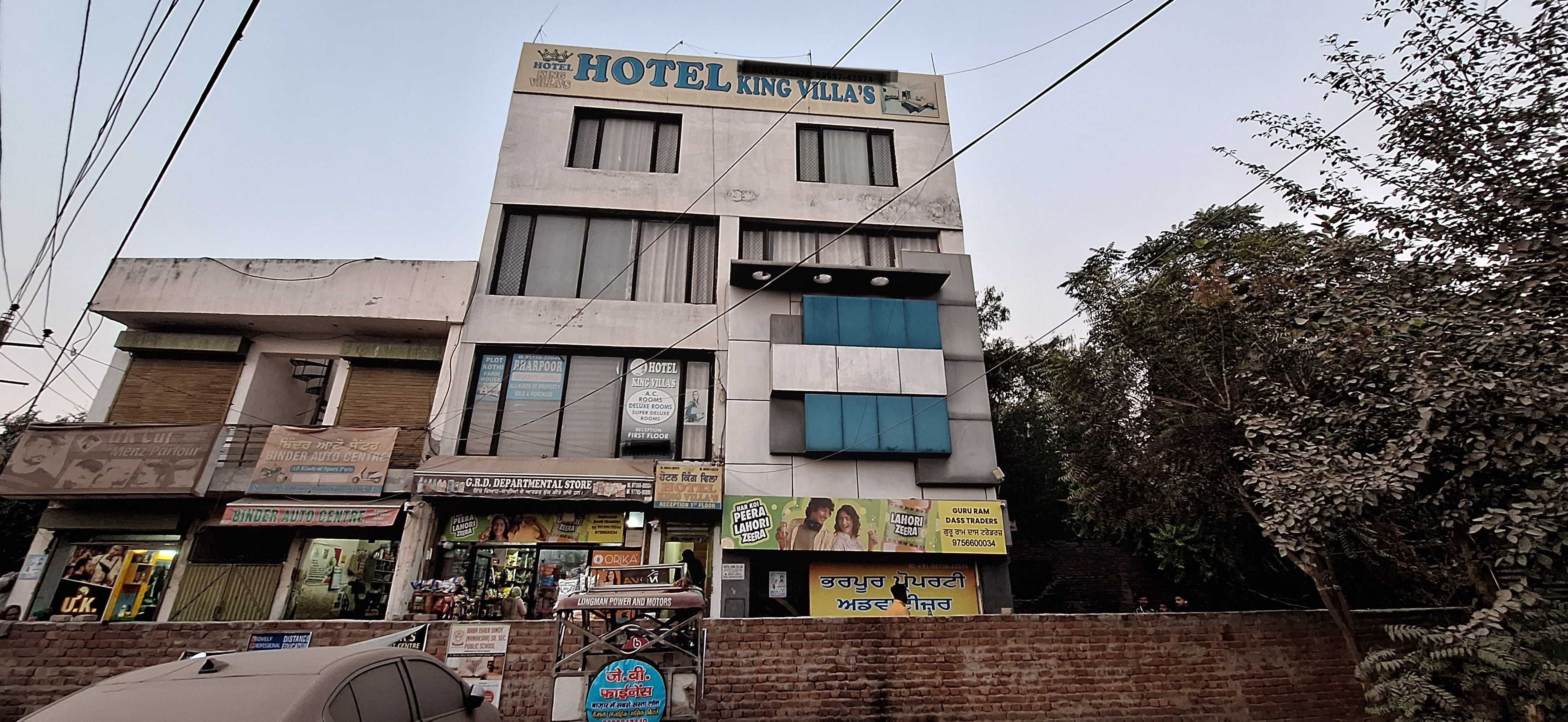 Un immeuble à plusieurs étages, sur lequel on peut lire une enseigne indiquant « Hôtel King Villa ».