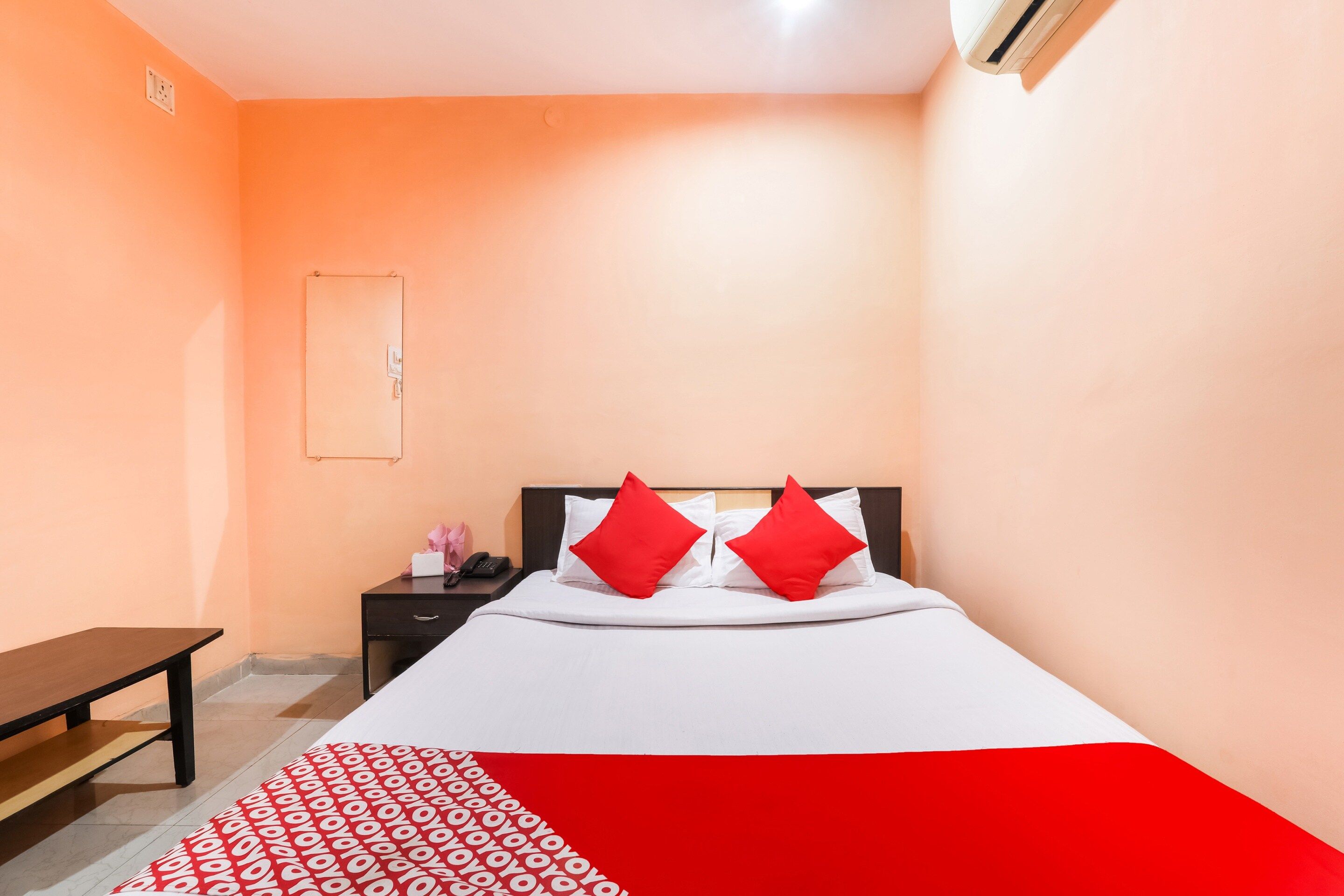 Une chambre d’hôtel avec un lit, une table de chevet et un bureau.