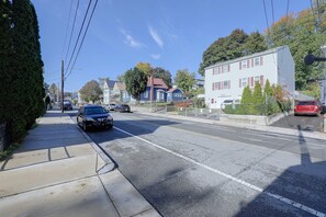 A residential street with houses, parked cars, and a sidewalk. - Lovely Merrimack Valley Home Near Local Eats (Lawrence)