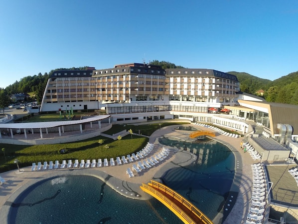 Un hôtel doté de plusieurs piscines, d’un espace couvert et d’un jardin aménagé.