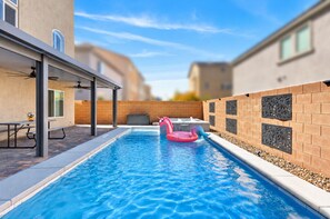 Pool - Spacious 4000 Sq Ft 5BR Pool & Spa Oasis Near Strip Sleeps 16 1st Floor Suite (Las Vegas)