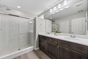 Bathroom - Spacious 4000 Sq Ft 5BR Pool & Spa Oasis Near Strip Sleeps 16 1st Floor Suite (Las Vegas)