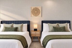Room - Spacious 4000 Sq Ft 5BR Pool & Spa Oasis Near Strip Sleeps 16 1st Floor Suite (Las Vegas)