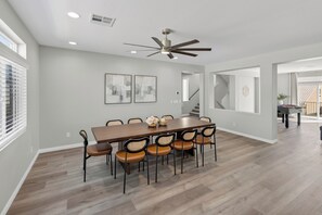 Dining - Spacious 4000 Sq Ft 5BR Pool & Spa Oasis Near Strip Sleeps 16 1st Floor Suite (Las Vegas)