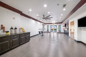 A spacious lobby with a ceiling fan, a reception desk, and a seating area. - 2 King Beds | Suite, Non-Smoking (Decatur TX)