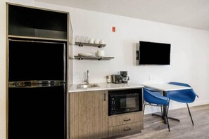 Holiday Home Facilities and Services - 1 King Bed | Smoking (Fort Worth)