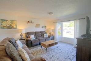A living room with a sofa set, a coffee table, a television, and a large window with a view of the outside. - Private Hot Tub & Mtn Views! Salem Escape (Salem)