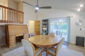 Dining Room | Main Level - Private Hot Tub & Mtn Views! Salem Escape (Salem)