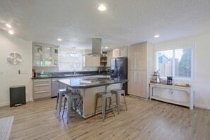 Breakfast Bar | Main Level - Private Hot Tub & Mtn Views! Salem Escape (Salem)