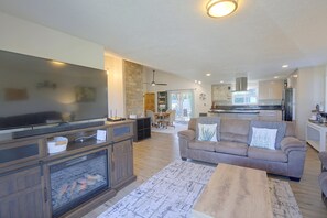 Salem Vacation Rental | 4BR | 2.5BA | 1,800 Sq Ft - Private Hot Tub & Mtn Views! Salem Escape (Salem)