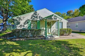 A single-story house with a front porch, a small front yard, and a mailbox. - 1 Mi to Notre Dame & Dtwn: Charming Home w/ Yard (South Bend)
