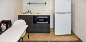 Kitchen - 1 Full Bed | Non-Smoking, Kitchen (Grand Prairie)