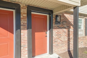 A brick building with two red doors and a small window. - Duplex 6 Miles to downtown Augusta (North Augusta)