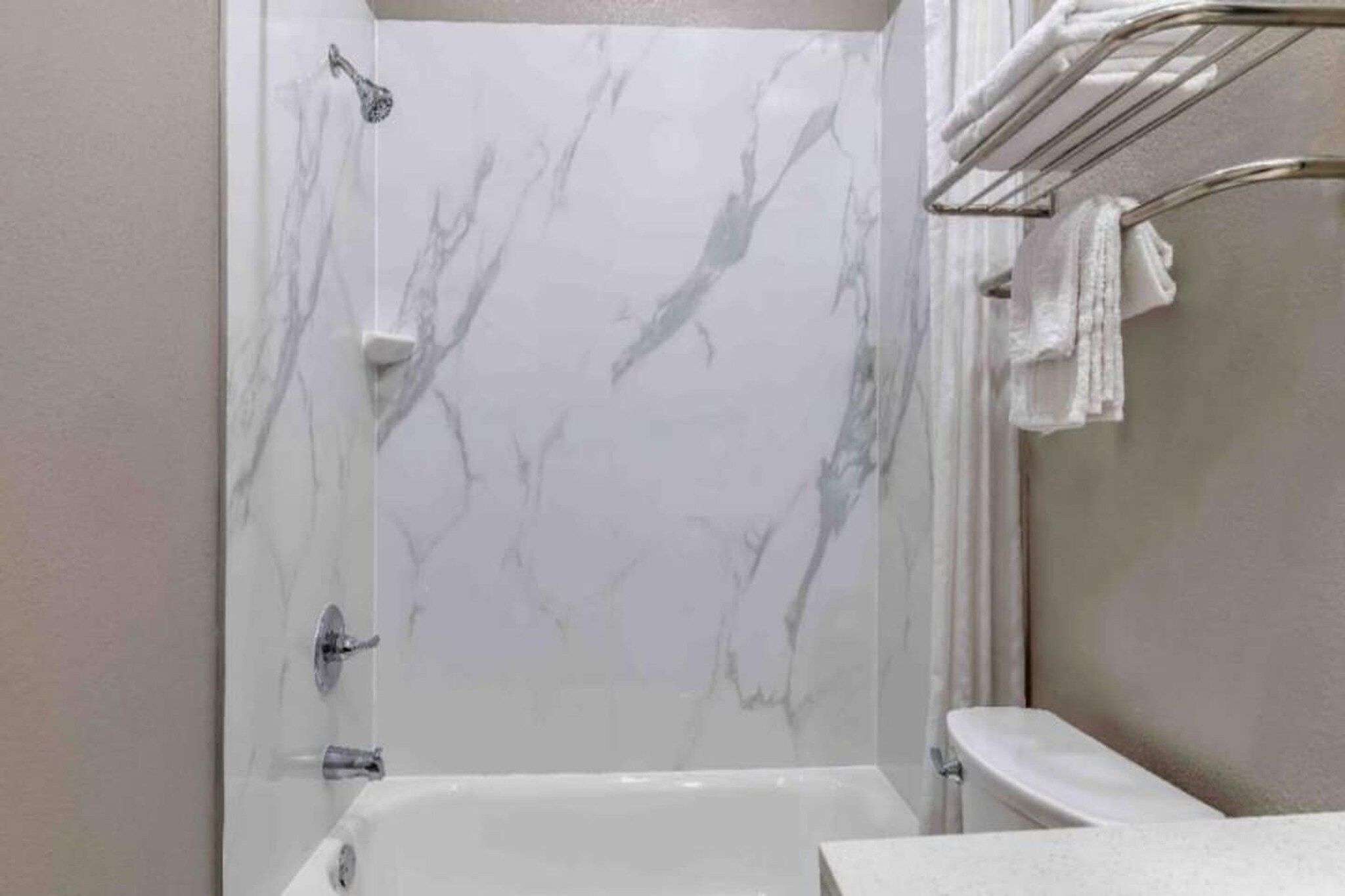 Un baño con bañera, ducha e inodoro.
