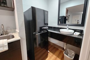 Holiday Home Facilities and Services - 1 King Bed | Non-Smoking, Kitchen (Webster)