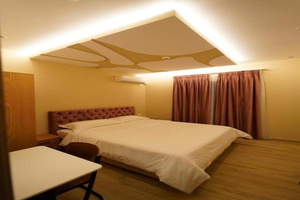 A hotel room with a bed, a desk, and a ceiling with a unique design. - Sr99 Hotel (Tirana)