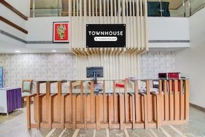 A reception desk with a sign indicating it is a company-serviced townhouse. - Townhouse Kothapet (Hyderabad)