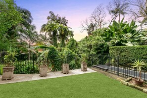 A well-maintained garden with a variety of plants and a paved walkway. - EDBAY - Edwards Beach Retreat | Steps To Balmoral (Mosman)
