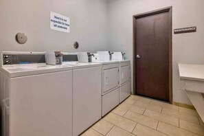 Un lavadero con un cartel que dice 'Motel 6 no se hace responsable por objetos abandonados'.
