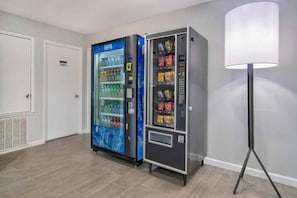 Een automaatruimte met een waterdispenser en een snackautomaat.