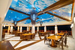 Tempat makan luar