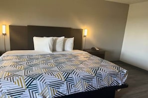 Bedroom - 1 Queen Bed | Smoking, Kitchen (Lake Jackson)