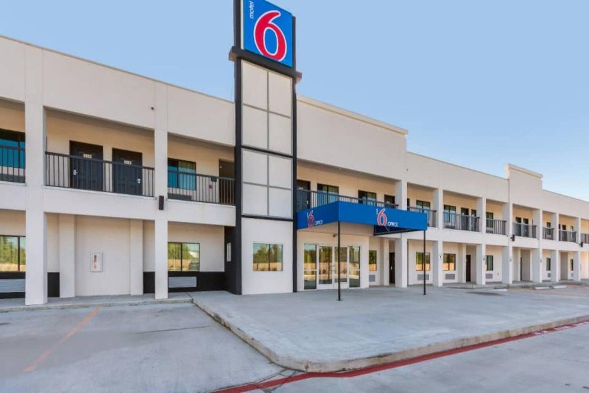 A 6-story motel with a central entrance and multiple balconies.