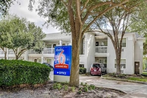 A multi-story building with a sign indicating extended stay availability. - 2 Full Beds | ADA/Tub, Nsmk (Houston)