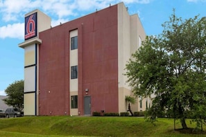 Holiday Home Exterior [summer] - 2 Full Beds | Non-Smoking, Micfridge (TEXAS CITY)