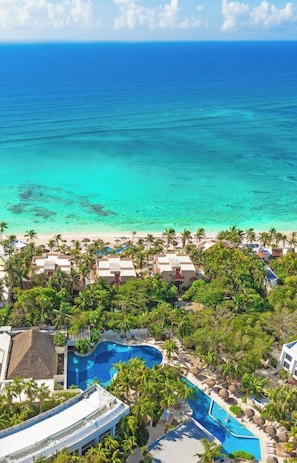 Un resort con piscina, playa y vista al océano.