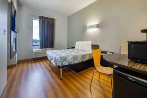 Bedroom - 1 Queen Bed | Mobil Acces Tub Nsmk Minifridg (TEXAS CITY)