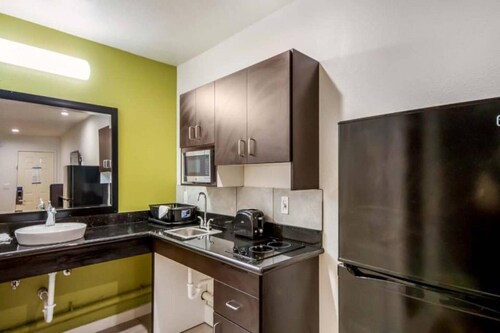 2 QUEEN BEDS | NON-SMOKING, KITCHEN