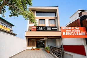 A hotel with a ground floor space available for rent or lease. - Collection O Railway Station Dehradun (Dehradun)