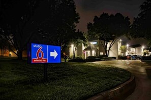 A hotel sign indicating Studio 6 with an extended stay option. - 1 Queen Bed | Non-Smoking (Arlington)