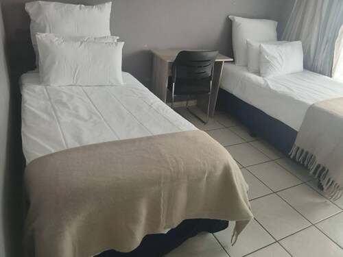 Spacious 5-Bedroom House in Pietermaritzburg with Shared Pool