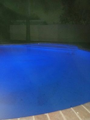 Una piscina con superficie de agua azul cristalina.