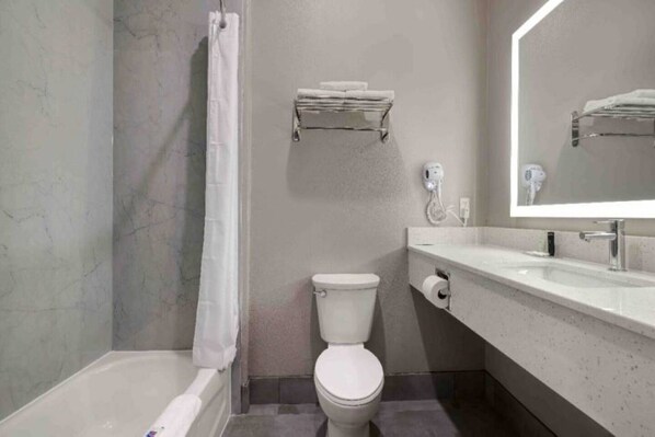 A bathroom with a bathtub, toilet, and a sink with a mirror. - 2 Queen Beds | Non-Smoking, Kitchen (Katy)
