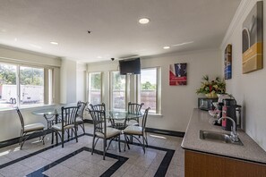 Holiday Home Facilities and Services - 2 Queen Beds | Non-Smoking, Micfridge (Azle)