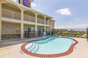 Holiday Home Swimming Pool - 2 Queen Beds | Non-Smoking, Micfridge (Azle)