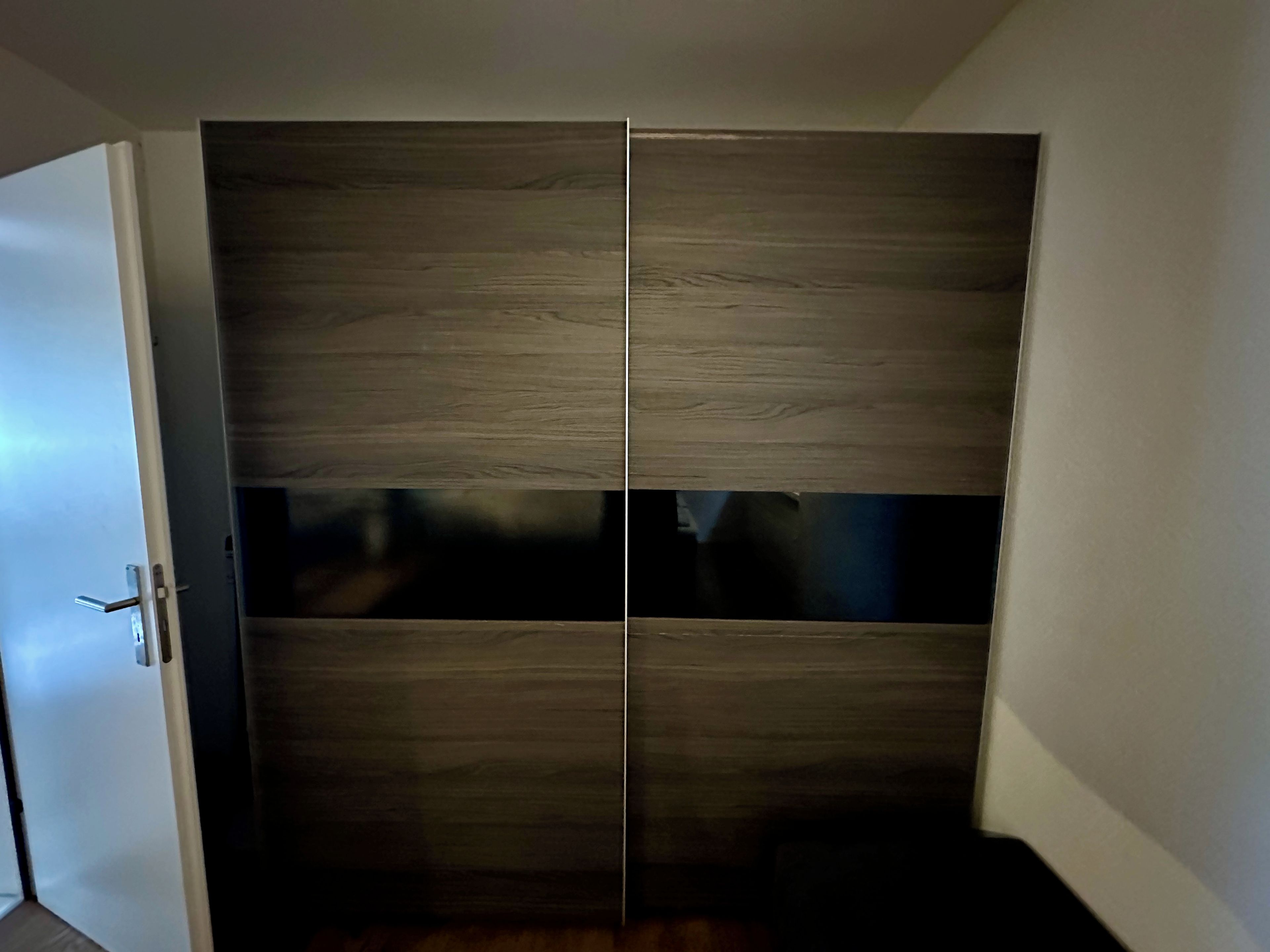 Un armario con puerta corredera.